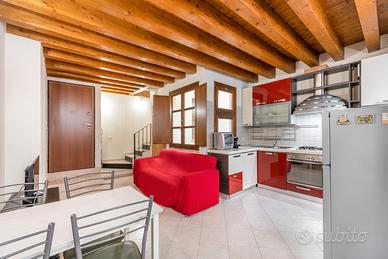 Trivano su due livelli con terrazzo a Villanova