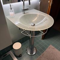 Lavandino bagno in vetrocompleto di miscelatore