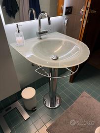 Lavandino bagno in vetrocompleto di miscelatore