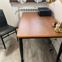 Tavolo elegante nuovo