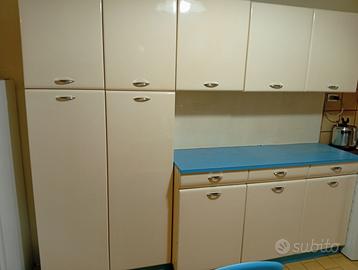 CUCINA VINTAGE CON TAVOLO E SEDIE
