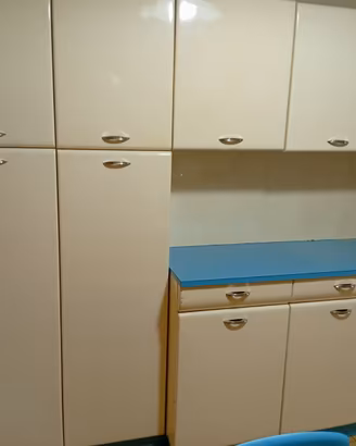CUCINA VINTAGE CON TAVOLO E SEDIE