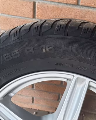 Gomme invernali 215/65/16 con cerchi in lega