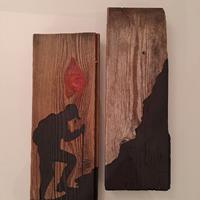 Coppia tavole di legno vecchio con escursionista