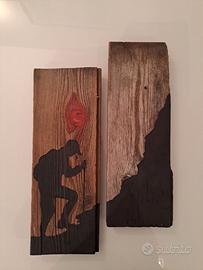 Coppia tavole di legno vecchio con escursionista