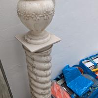colonna in marmo e anfora