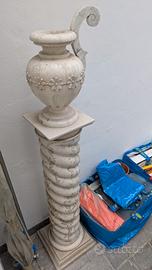 colonna in marmo e anfora