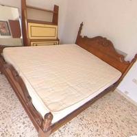 Struttura  letto matrimoniale in noce intagliato