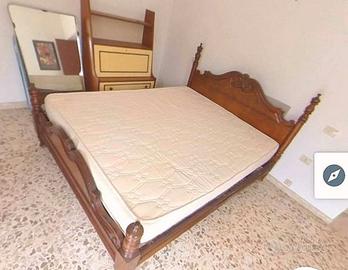 Struttura  letto matrimoniale in noce intagliato