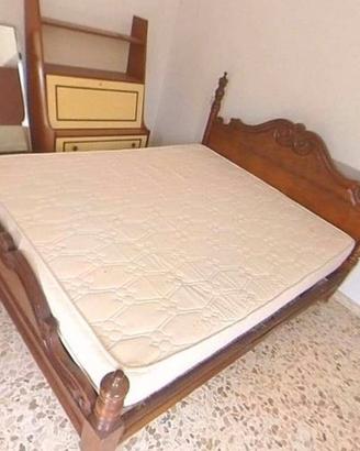 Struttura  letto matrimoniale in noce intagliato