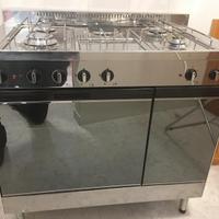 Cucina a 4 fuochi e 1 piastra, con forno elettrico