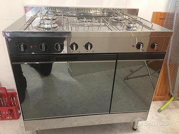 Cucina a 4 fuochi e 1 piastra, con forno elettrico