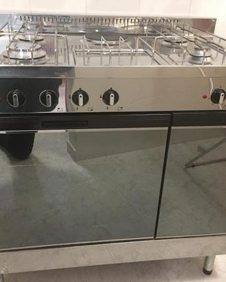 Cucina a 4 fuochi e 1 piastra, con forno elettrico
