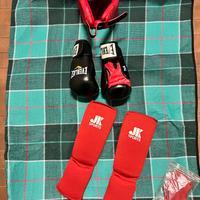 Guantoni, casco e paratibie da Kick Boxing