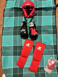 Guantoni, casco e paratibie da Kick Boxing