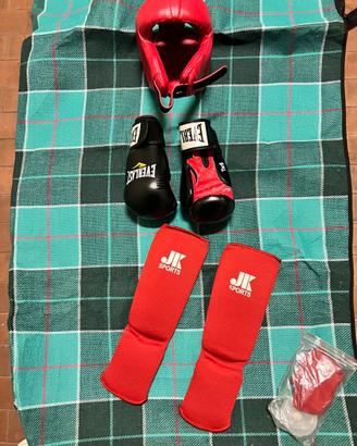 Guantoni, casco e paratibie da Kick Boxing