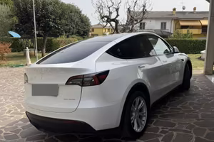 Tesla model Y long range awd