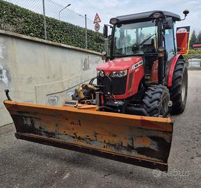 Trattore con lama da neve