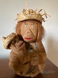 Scimmia con bimbo intagliata nel cocco