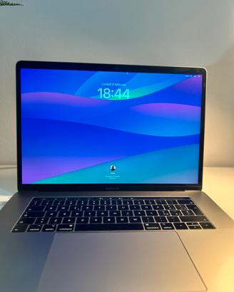 MacBook Pro 15” 2018 i7 6-Core – 16GB – Radeon 4GB