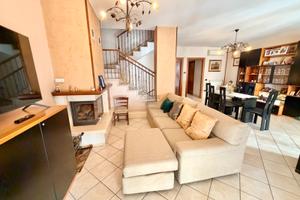 Villa a Schiera con Appartamento Indip. e Garage