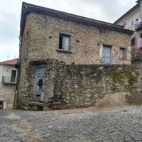 Casa su 2 livelli con giardino