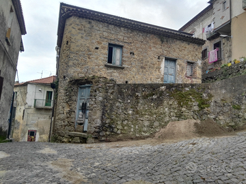 Casa su 2 livelli con giardino