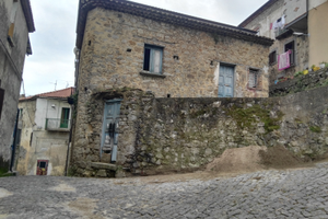 Casa su 2 livelli con giardino