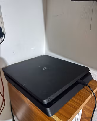 Ps4 slim con giochi e joystick