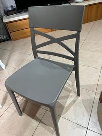 Sedie in resina grigia.