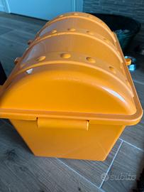 Baule arancione in plastica