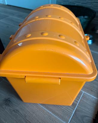 Baule arancione in plastica