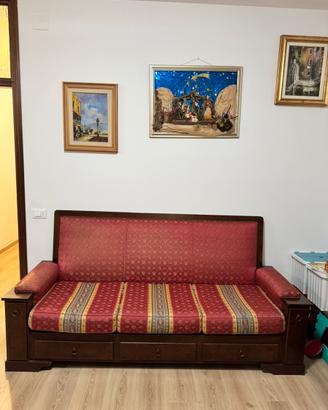 Divano classico in legno massello con cassetti