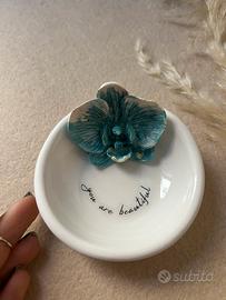 Ciotolina posa anelli gioielli orchidea fiore