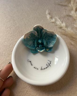 Ciotolina posa anelli gioielli orchidea fiore