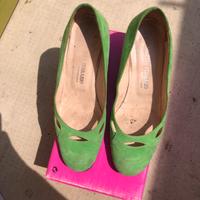 Scarpa traforata con tacco basso