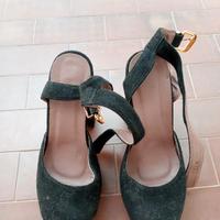 Scarpe con tacco.