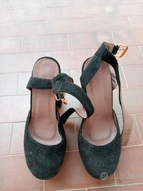 Scarpe con tacco.