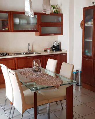 Cucina LUBE con elettrodomestici, tavolo e sedie