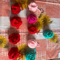 Fiori a portachiavi e addobi di natale di lana