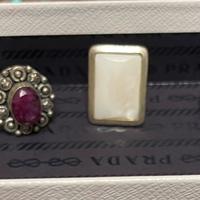 5 anelli, di cui uno in argento 925con pietra nera