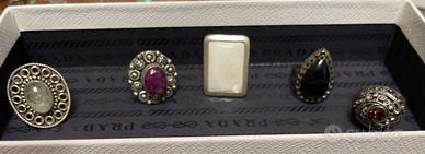 5 anelli, di cui uno in argento 925con pietra nera