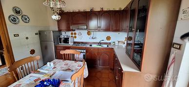 Cucina completa in legno, tavolo pranzo con sedie