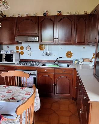 Cucina completa in legno, tavolo pranzo con sedie