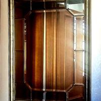 Specchio con cornice color oro