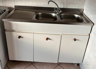 Lavello con mobile su misura integrato