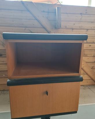 Mobiletto con ampio cassetto