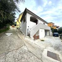 VILLA A SCHIERA A BUDONI