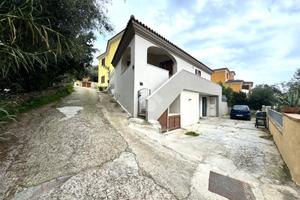 VILLA A SCHIERA A BUDONI