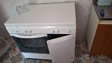Cucina con 4 fuochi e forno 170€